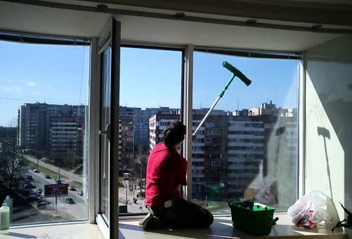 Мытьё окна стяжкой на длинной ручке