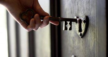 Застрял ключ в замке двери, что делать Застрял ключ в замке двери, что делать