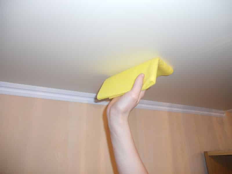 Как часто мыть натяжные потолки | Как помыть глянцевый натяжной потолок без разводов в домашних условиях