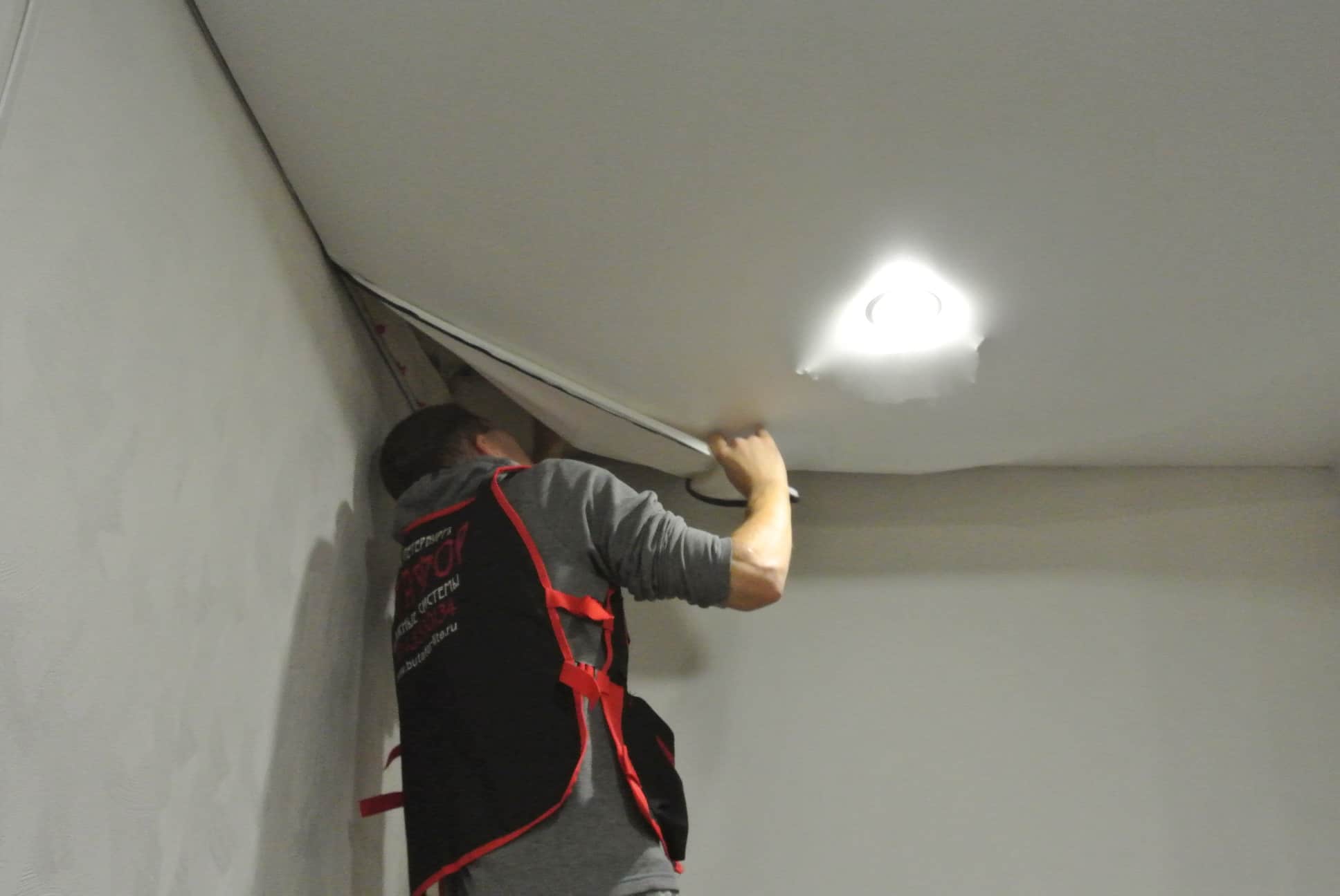Почему нужно демонтировать натяжной потолок руками | Как демонтировать натяжной потолок руками?