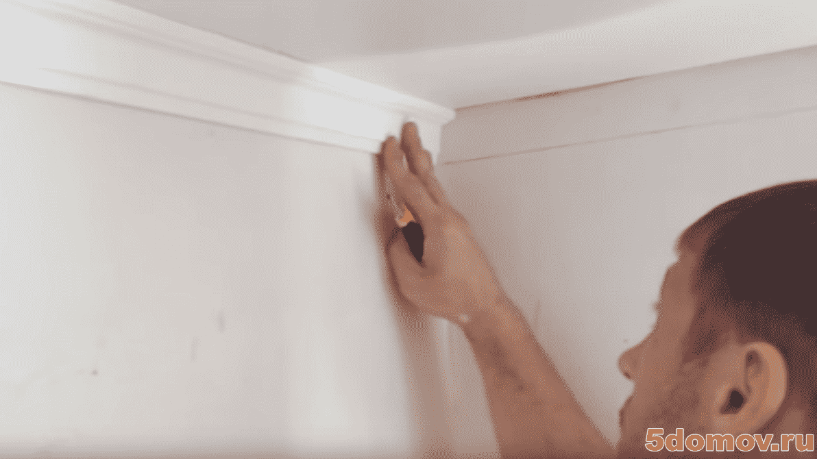Как клеить потолочные плинтуса к натяжным потолкам
