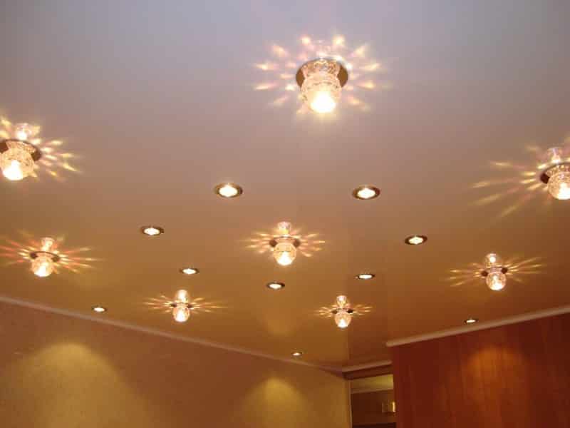 Расположение лампочек на натяжном потолке в зале схема