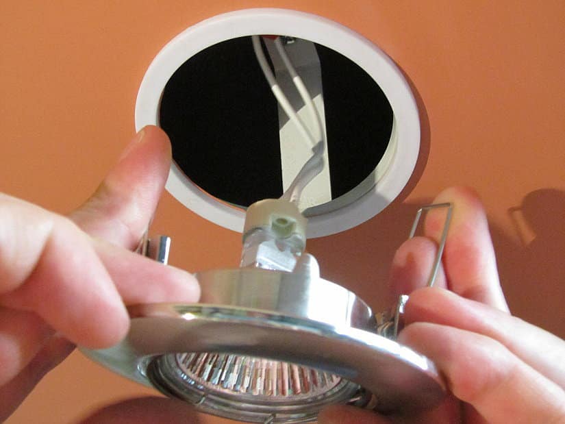 Возможные проблемы при демонтаже светильников | Как снять светильник с натяжного потолка