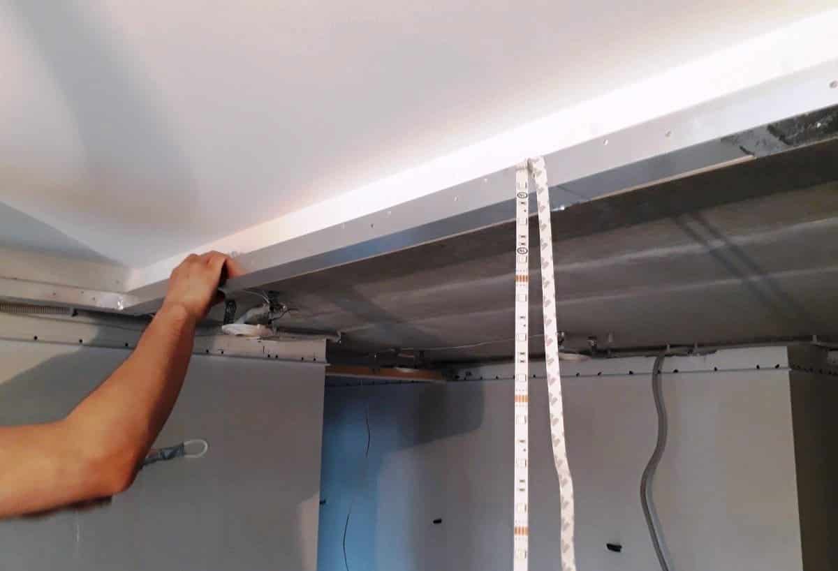 Как монтировать светодиодную ленту под потолочный плинтус | Светодиодная лента под натяжным потолком